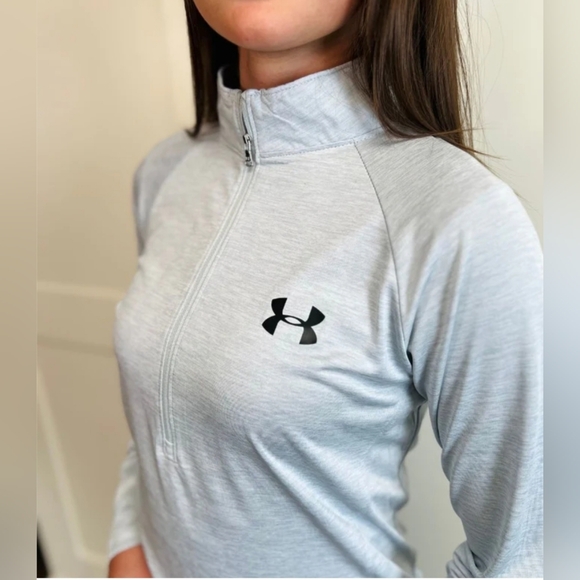 UA Women's Tech Twist 1/2 Zip Top Size Lg Pale Grey - Picture 3 of 6